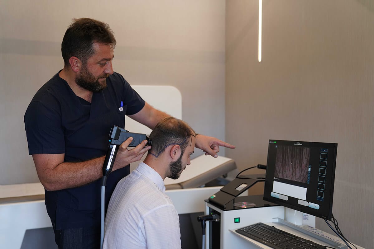 Dr. Vedat Tosun bei der persönlichen Haaranalyse